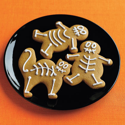 gingerbread-skeletons-cookies-halloween-recipe-photo-420-FF1010TRICKA02.jpg