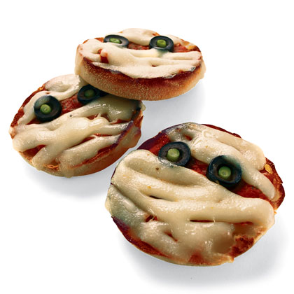 pizza-mummies-halloween-recipe-photo-420-FF1005ALMAA02.jpg