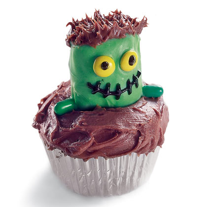 sweet-monster-cupcakes-halloween-recipe-photo-420-FF1002ALM2A03.jpg
